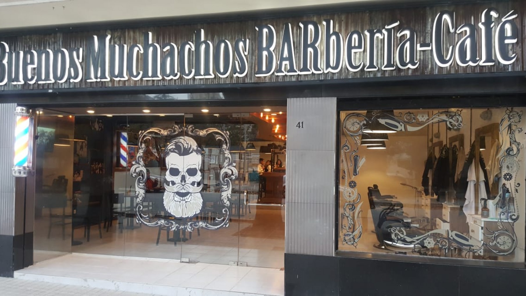 Buenos Muchachos Barbería abre su local centro